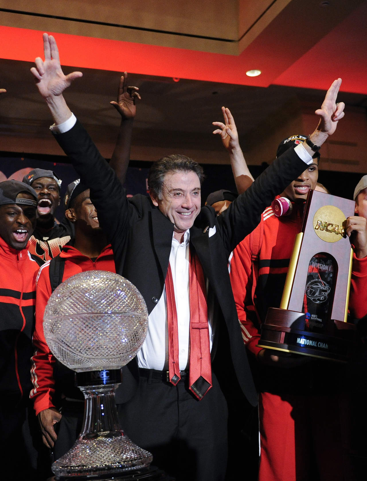 El entrenador de Louisville, Rick Pittino y sus jugadores celebran el título obtenido en el 2013. (Archivo)