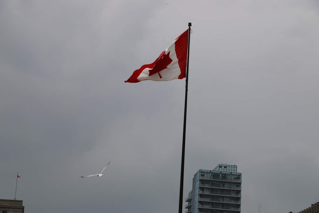 El Gobierno justificó la decisión al señalar que 'uno de los cimientos más sólidos para la integración exitosa en la vida canadiense es adquirir la ciudadanía'. (ARCHIVO)