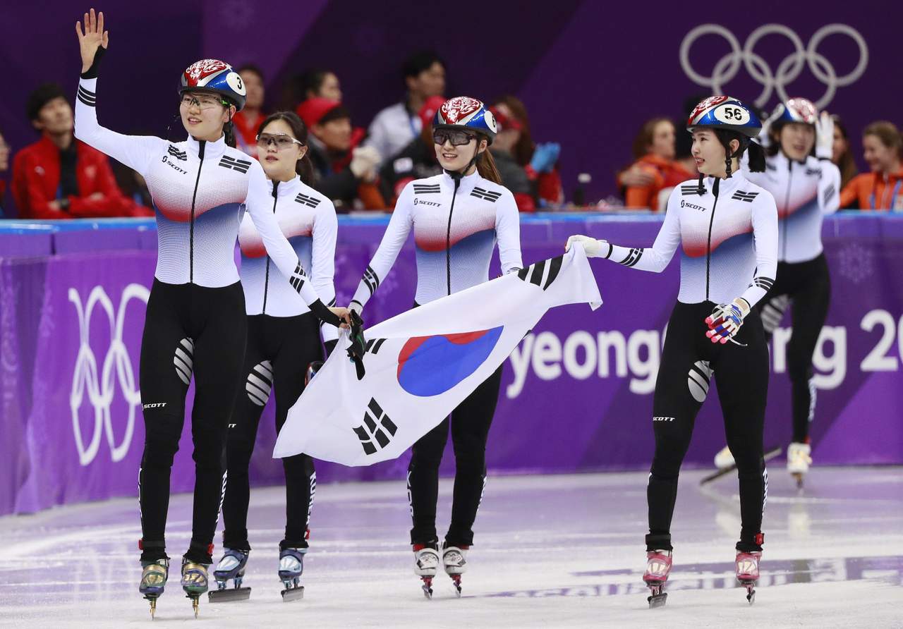 Las patinadoras de Corea celebran tras obtener el triunfo. (EFE)