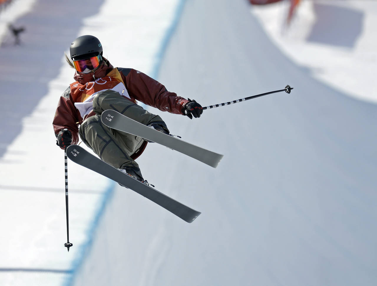 Cassie Sharpe se llevó la medalla de oro en el esquí acrobático e implantó una marca con 95.8 puntos en su segundo intento. (AP)