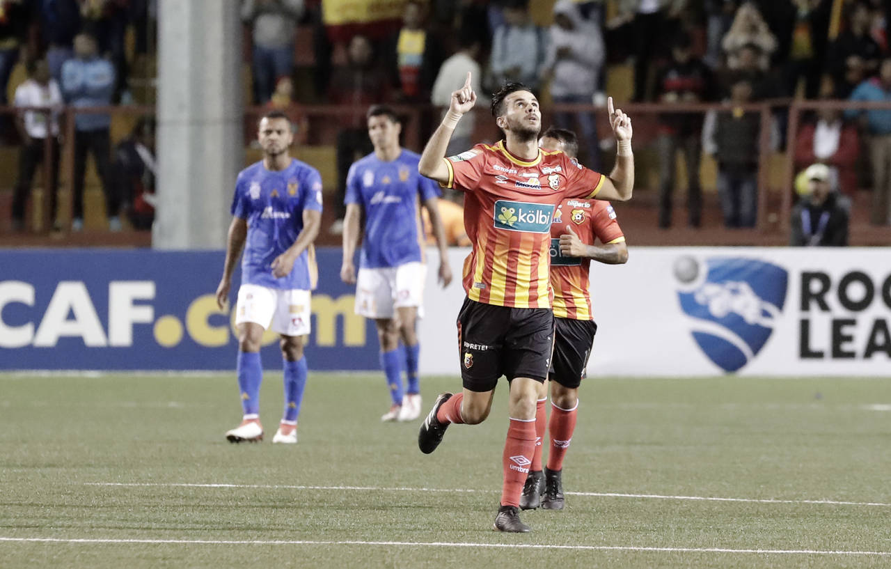 El jugador de Herediano Yendrick Ruiz celebra tras anotar, durante un partido de la Liga de Campeones Concacaf contra Tigres. (EFE)