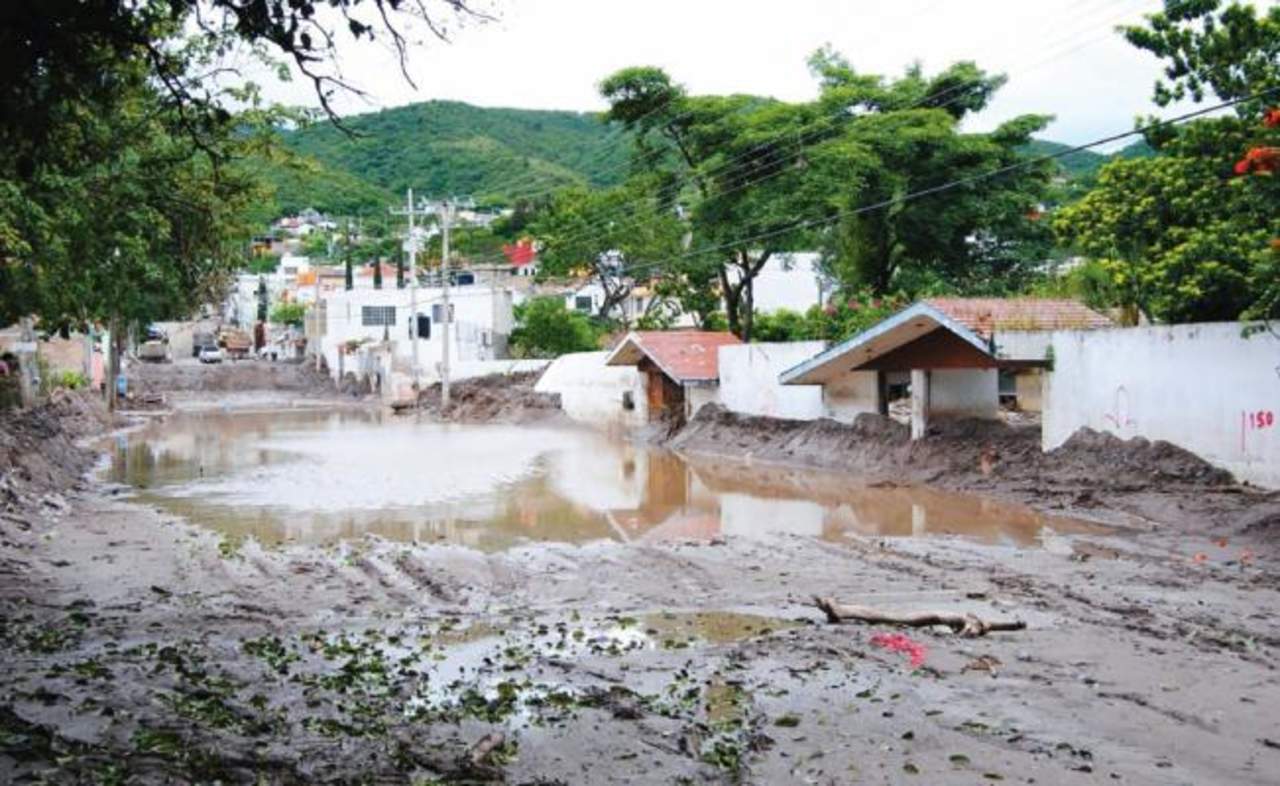 En la revisión de la cuenta pública se identificó que porque no se han terminado de reconstruir y rehabilitar 629 escuelas, afectadas por lluvias severas, inundaciones, sismos ocurridos en 2013 y 2014, o fenómenos como 'Ingrid' y 'Manuel', el Instituto Nacional de Infraestructura Física Educativa tendrá que regresar 782 millones 552 mil 700 pesos. (EL UNIVERSAL) 