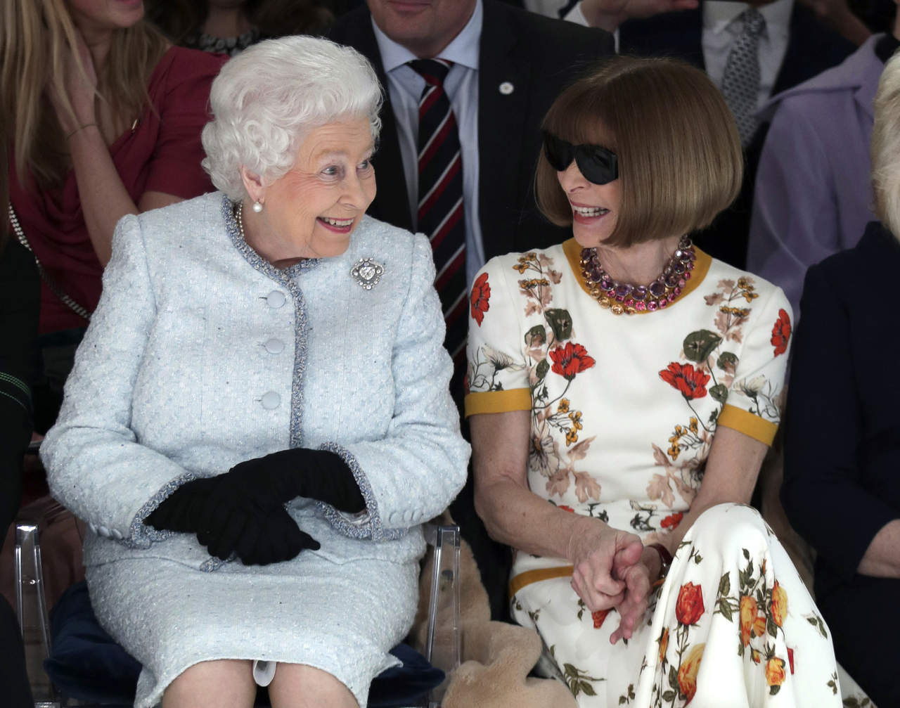 Wintour y la reina Isabel asistieron ayer juntas a la Semana de la Moda de Londres. (ARCHIVO) 