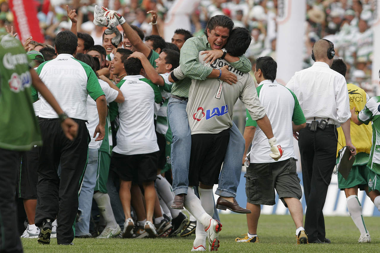 Oswaldo celebra con el presidente del club, Alejandro Irarragorri. (JAM MEDIA)