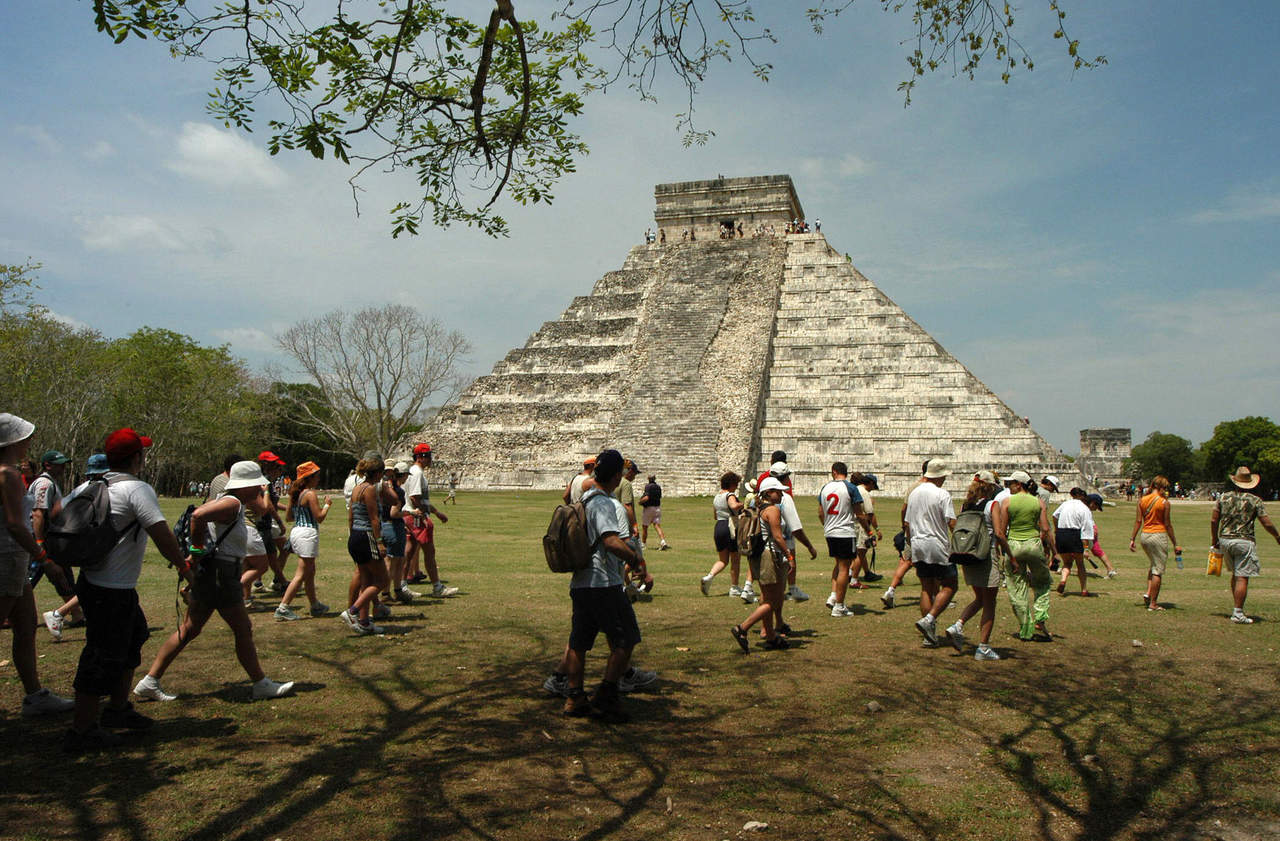 Las construcciones y monumentos que edificaron los mayas están formados a partir de roca caliza, cuyo principal componente es carbonato de calcio, el cual, al entrar en contacto con esta lluvia, se disuelve. (EFE)