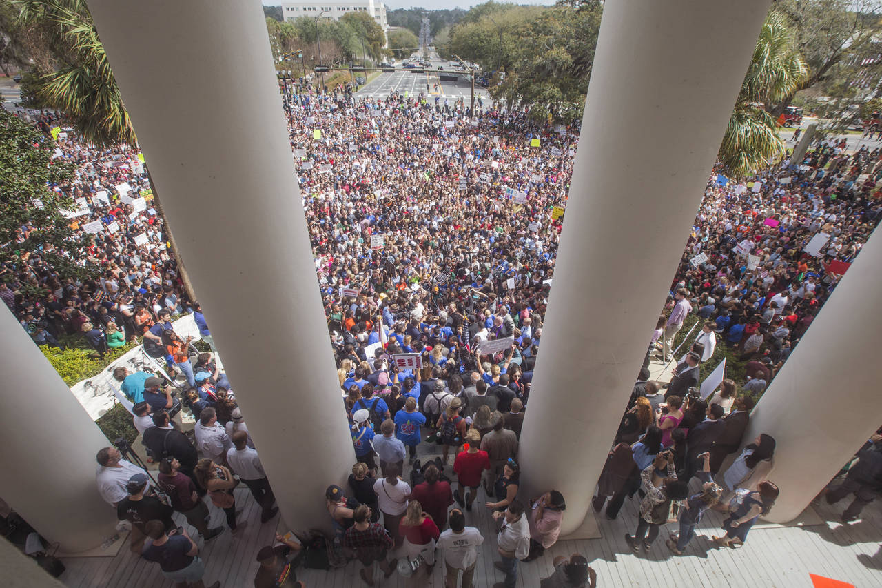 Nada los detiene. Estudiantes, profesores, padres y manifestantes arribaron al Congreso de Florida en Tallahassee. (AP)