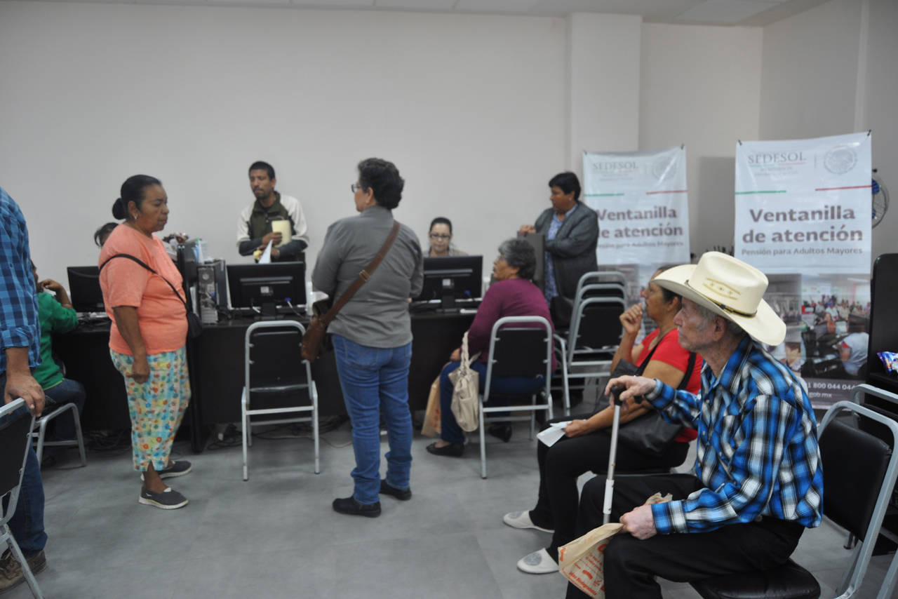 Entrega.  En dos días se realizó la entrega de 1023 giros del programa 65 y más en Torreón. (GUADALUPE MIRANDA)