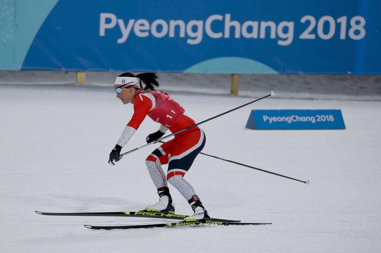 Marit Bjoergen y Maiken Caspersen ganaron el bronce en el sprint del esquí de fondo. (AP)