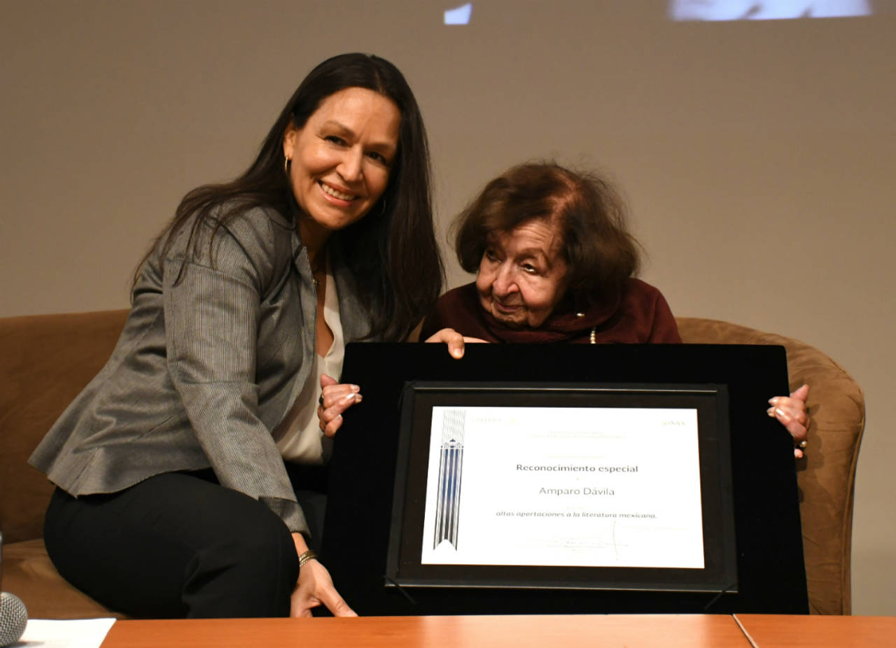 Emocionada. Amparo Dávila recibe Premio Nacional de Cuento en su nombre. (CORTESÍA)