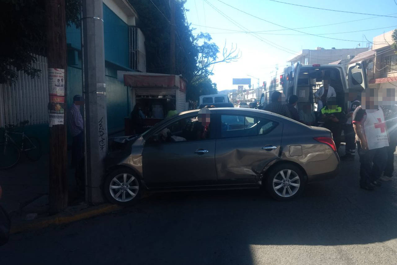 Choque. Se impactan auto y camioneta en Gómez Palacio, del hecho dos de los involucrados resultaron lesionados.  (EL SIGLO DE TORREÓN)