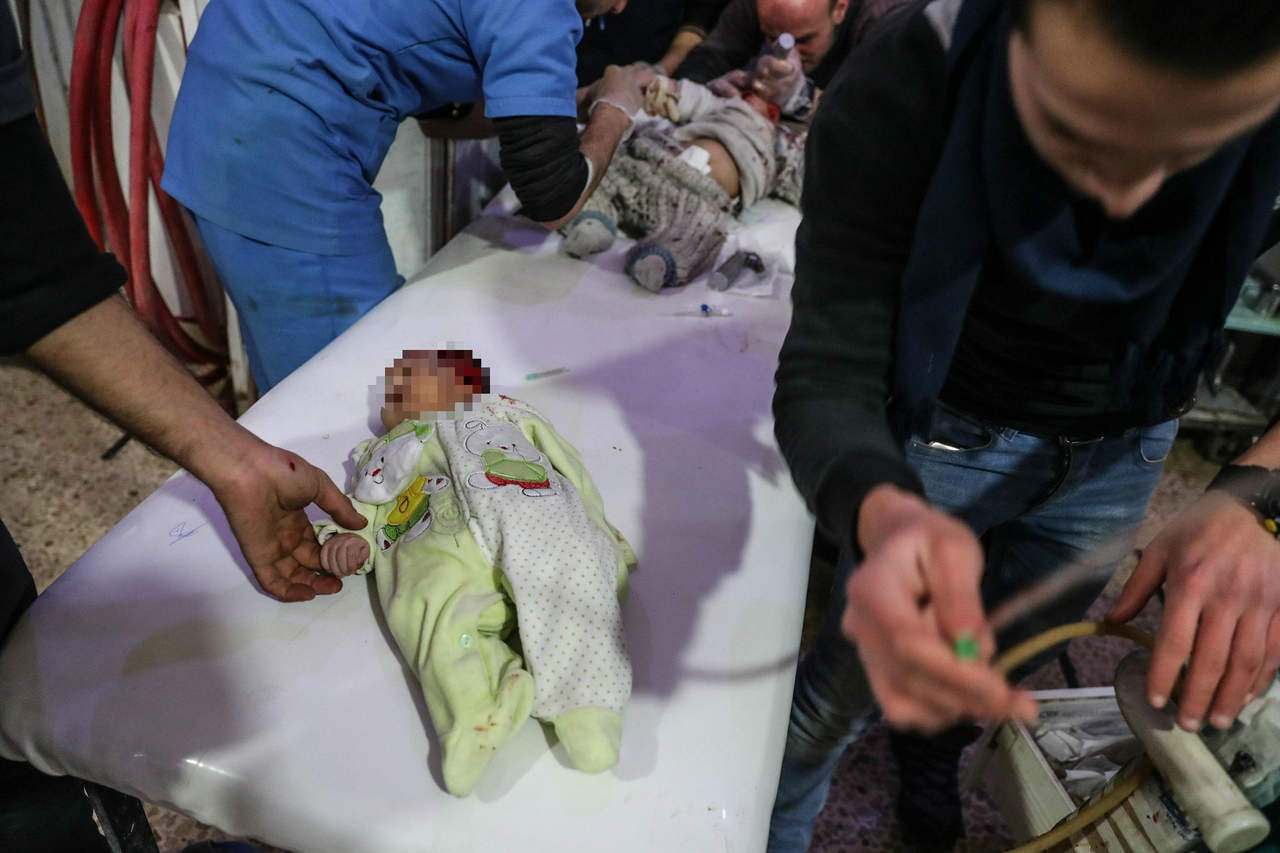 Sin piedad.Médicos tratan de salvar la vida de un recién nacido herido en los primeros ataques a Guta.(AP y EFE)