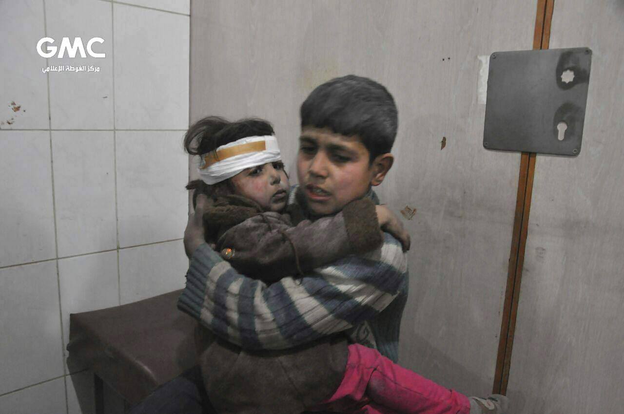 El amor contra todos. Dos niños se abrazan en el refugio en Guta Oriental, luego de ser rescatados del bombardeo.(AP y EFE)