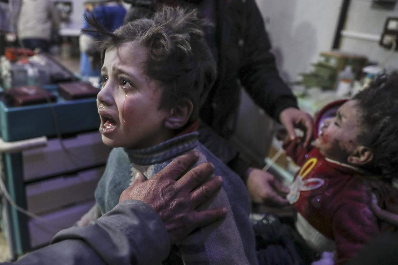 Desesperados. Niños rescatados de los escombros lloran al no saber donde se encontraban sus familiares.(AP y EFE)