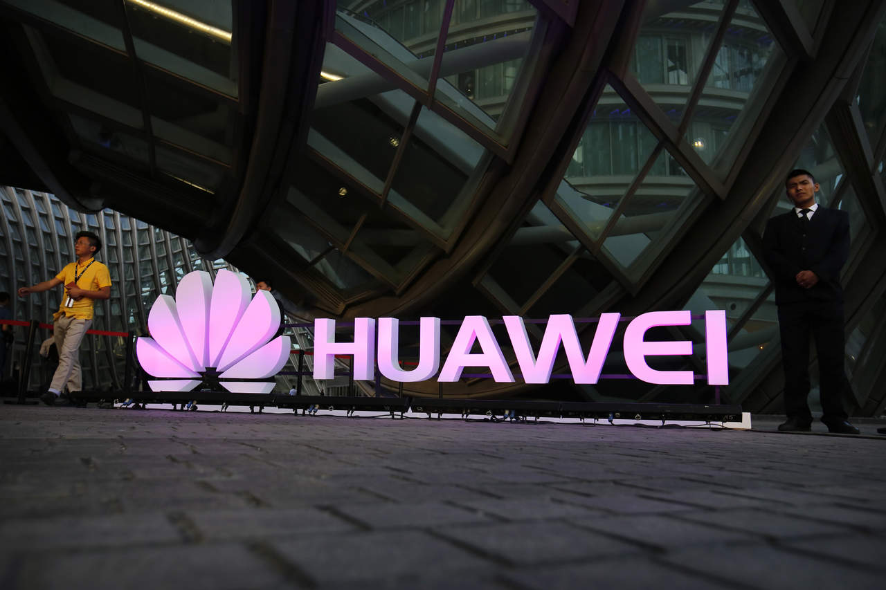  Huawei se ha convertido en el primer fabricante de dispositivos móviles en usar un smartphone para conducir un automóvil, usando para ello Inteligencia Artificial (IA). (ARCHIVO)