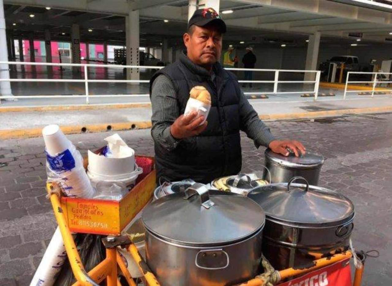 Mario Caligua vendedor de las tortas de tamal en la Ciudad de Monterrey. Información de INFO7. 