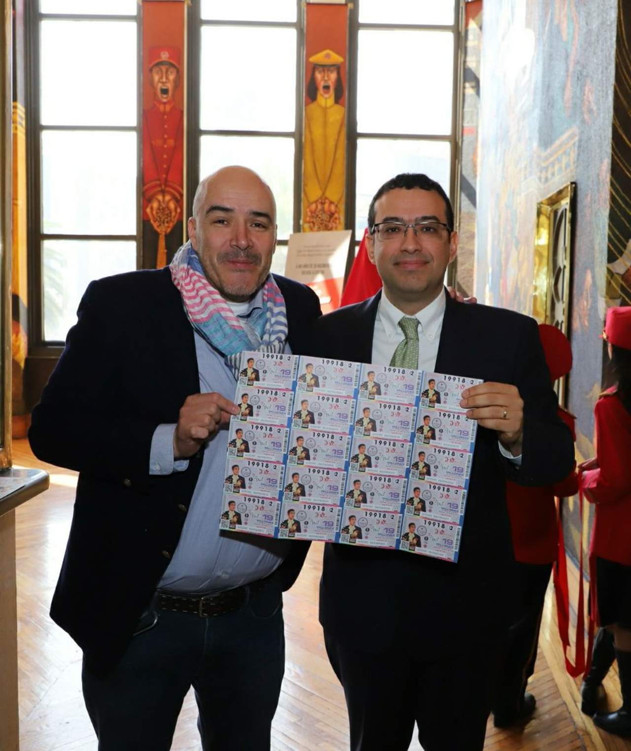 Su hijo, Luis Aguilar Doblado, fue el encargado de presentar este billete conmemorativo, que emite la Lotería Nacional para su sorteo del 7 de marzo. (TWITTER)