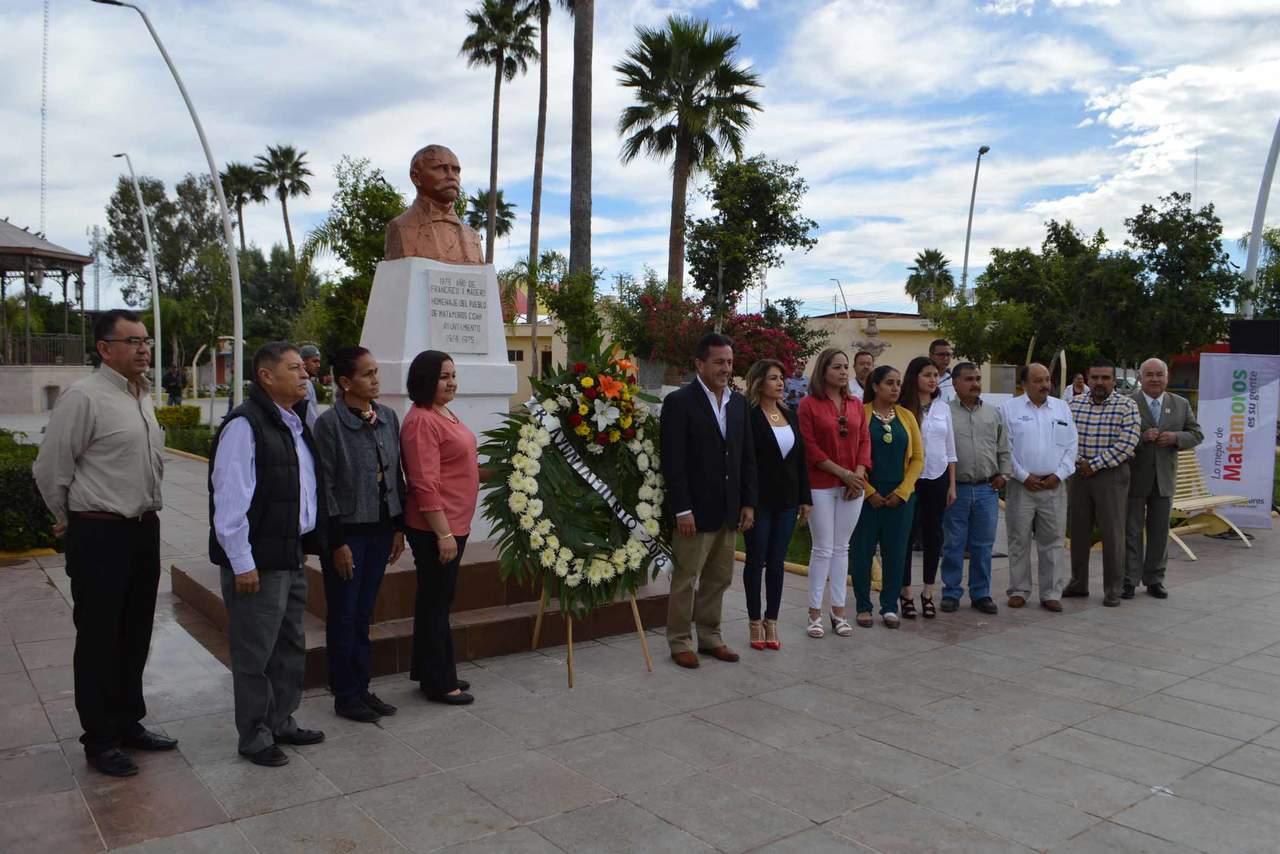 Autoridadesmunicipales y alumnos de diversas escuelas enMa-
tamoros, realizaron un evento en conmemoración al presiden-
te Francisco I.Madero. (EL SIGLO DE TORREÓN/ROBERTO ITURRIAGA)