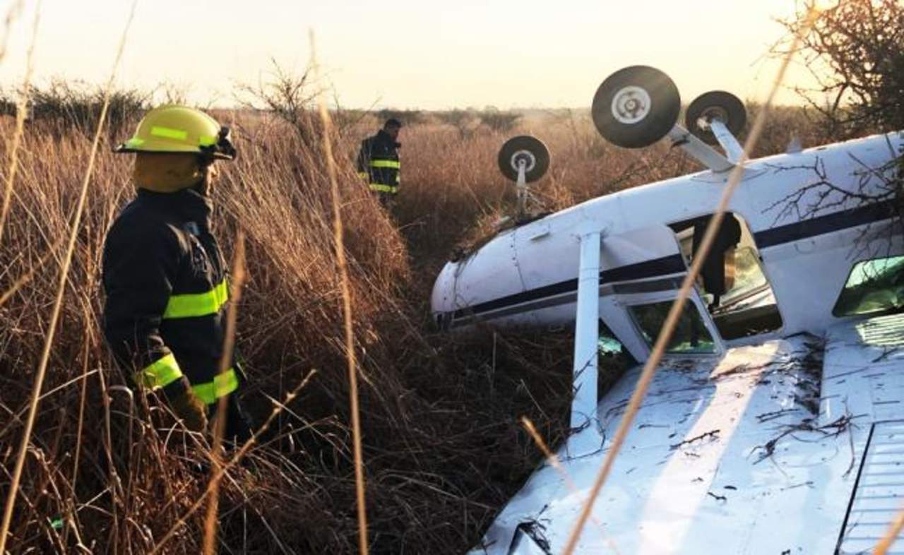 Una avioneta tipo Cessna, de una escuela de aviación, se desplomó la mañana de hoy viernes en el Aeropuerto Internacional de Morelia, Francisco J. Mujica. (ARCHIVO)