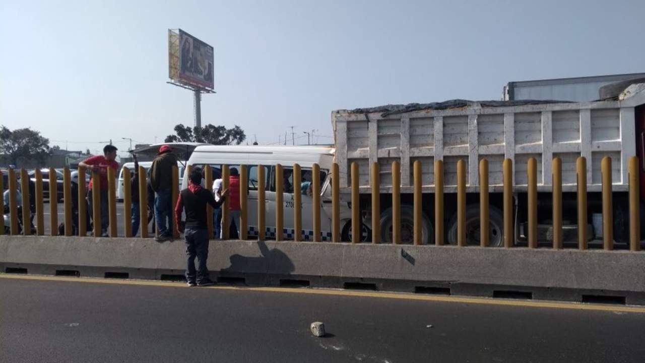 Una camioneta del transporte público se impactó en la parte posterior de un camión de volteo, en la autopista México-Puebla, en este municipio, lo que provocó la muerte a tres personas y lesiones a 12. (TWITTER)
