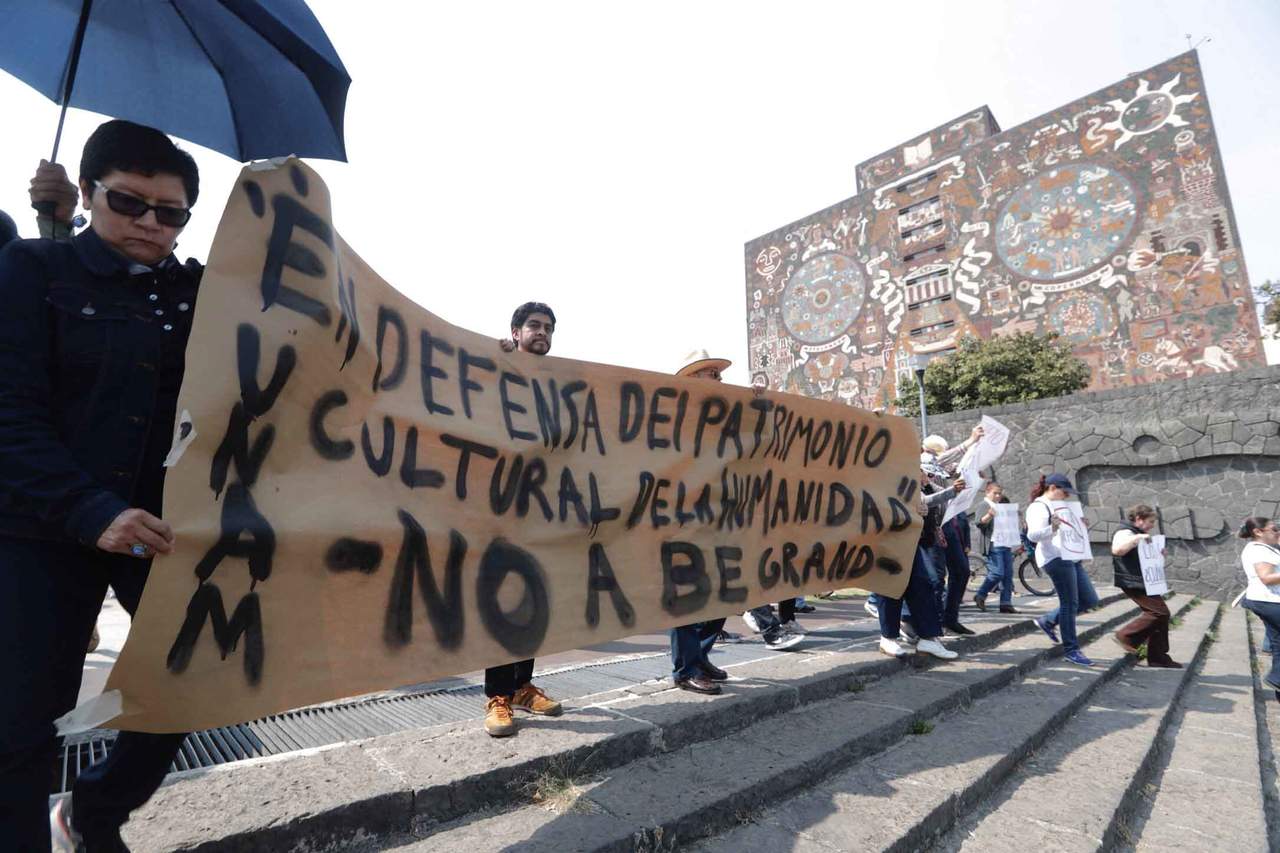 Los manifestantes cierran la circulación a la altura de la avenida Insurgentes, por lo que se recomienda circular por Vito Alessio Robles para evitar la zona. (EL UNIVERSAL)