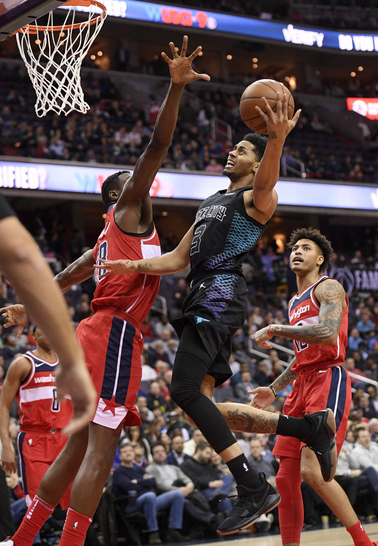 Los Hornets (26-33) quedaron con foja de 3-0 ante los Wizards esta temporada. Charlotte se despegó por 20 puntos en el primer tiempo y acertó 17 triples para su tercera victoria seguida. La producción de Kaminsky fue la más destacada de su temporada. (AP)