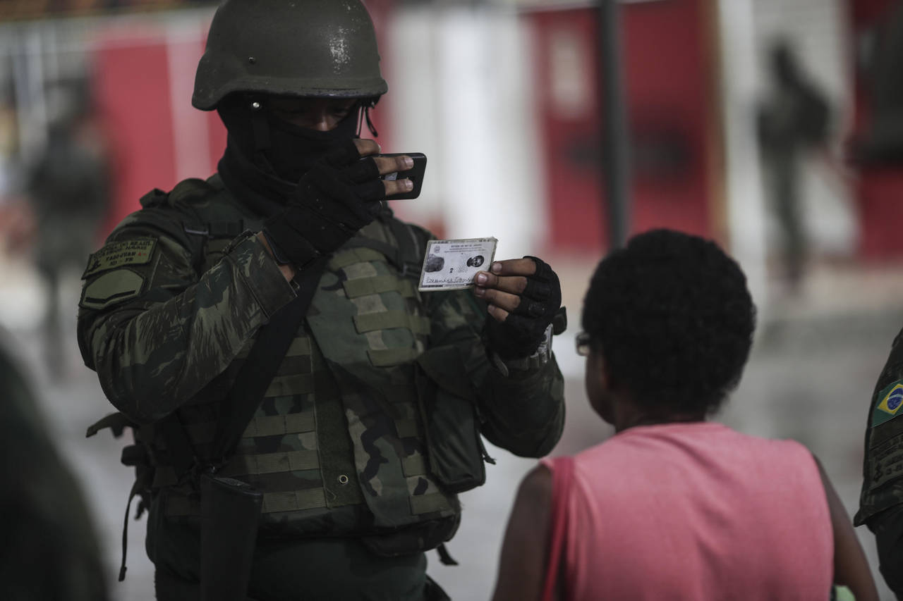 Cuestionados. Unos 3,200 militares de las Fuerzas Armadas volvieron a salir a las calles de Río de Janeiro en una operación contra el crimen organizado.
