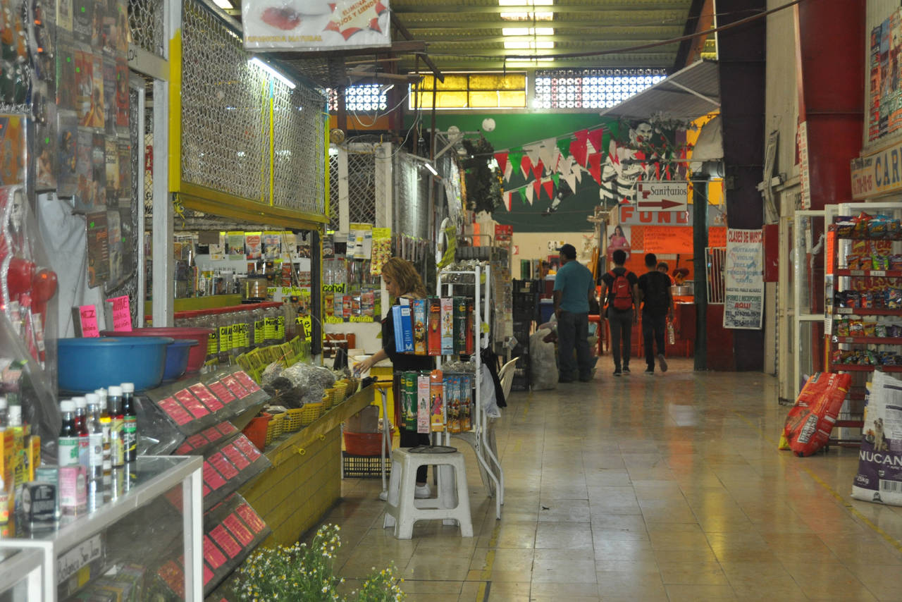 Llamado. Locatarios del mercado Juárez de Torreón, confían en que ahora sí se concrete el proyecto de estacionamiento. (GUADALUPE MIRANDA)