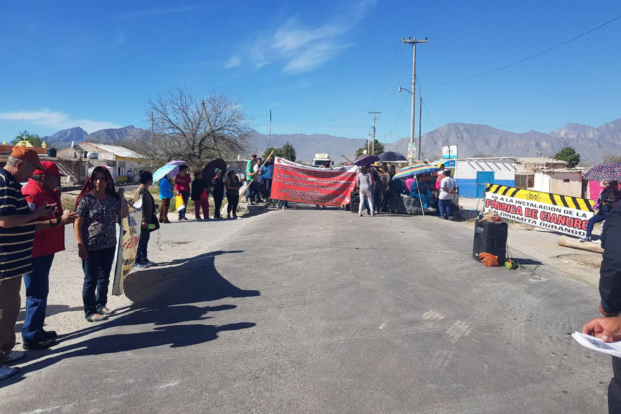 Bloqueo.  Por espacio de siete horas, pobladores bloquearon el acceso al ejido La Aurora, para protestar contra Chemours. (EL SIGLO DE TORREÓN)