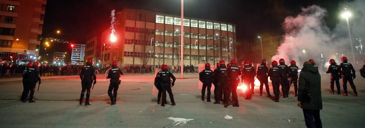 Autoridades españolas tuvieron que intervenir ayer en los enfrentamientos entre aficionados del Bilbao y Spartak. Un policía murió de un paro cardíaco durante los incidentes. (EFE)