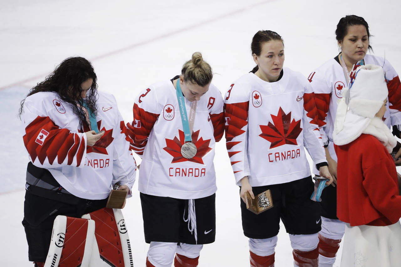 Jocelyne Larocque se quitó la medalla de plata luego de perder la final del hockey femenil con Estados Unidos. (AP)