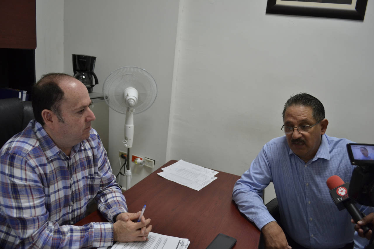 Reunión. Dirigente de Canaco Gómez Palacio, platicó con el recaudador de rentas para pedir facilidad en trámites a socios. (EL SIGLO DE TORREÓN)