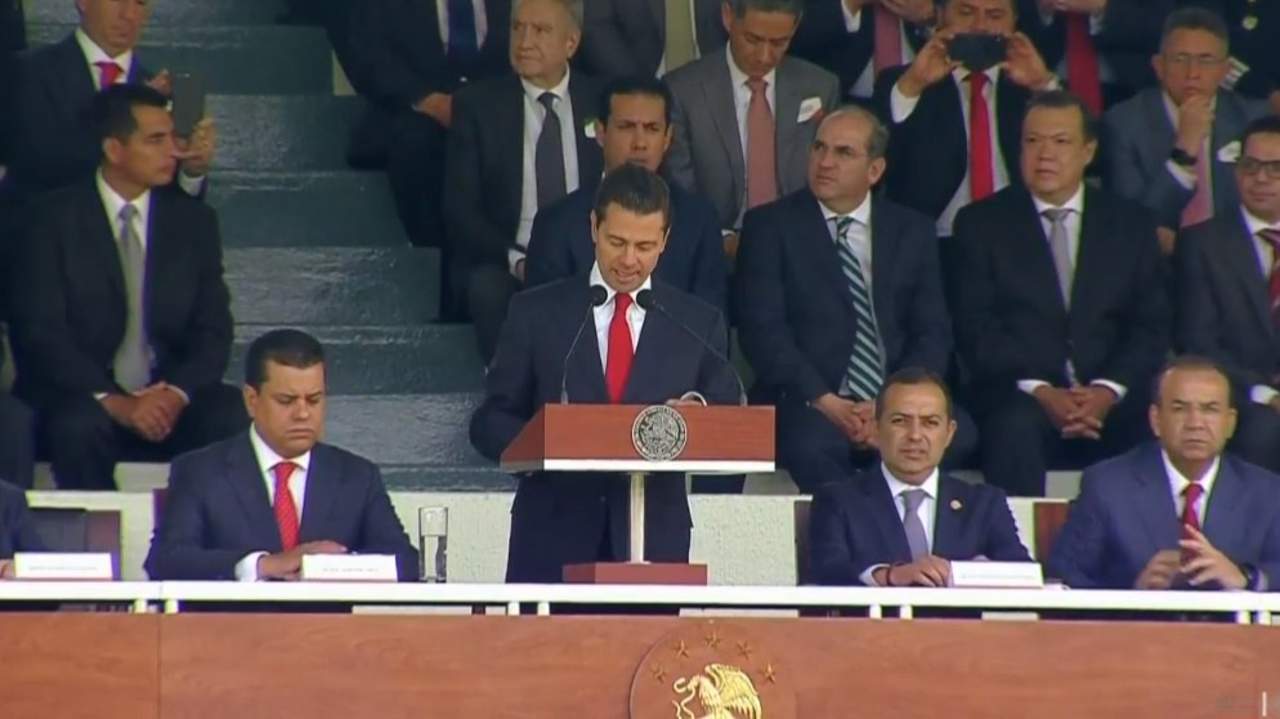 Peña Nieto encabezó este sábado la ceremonia del 197 del Día de la Bandera en el Campo Marte. (TWITTER)