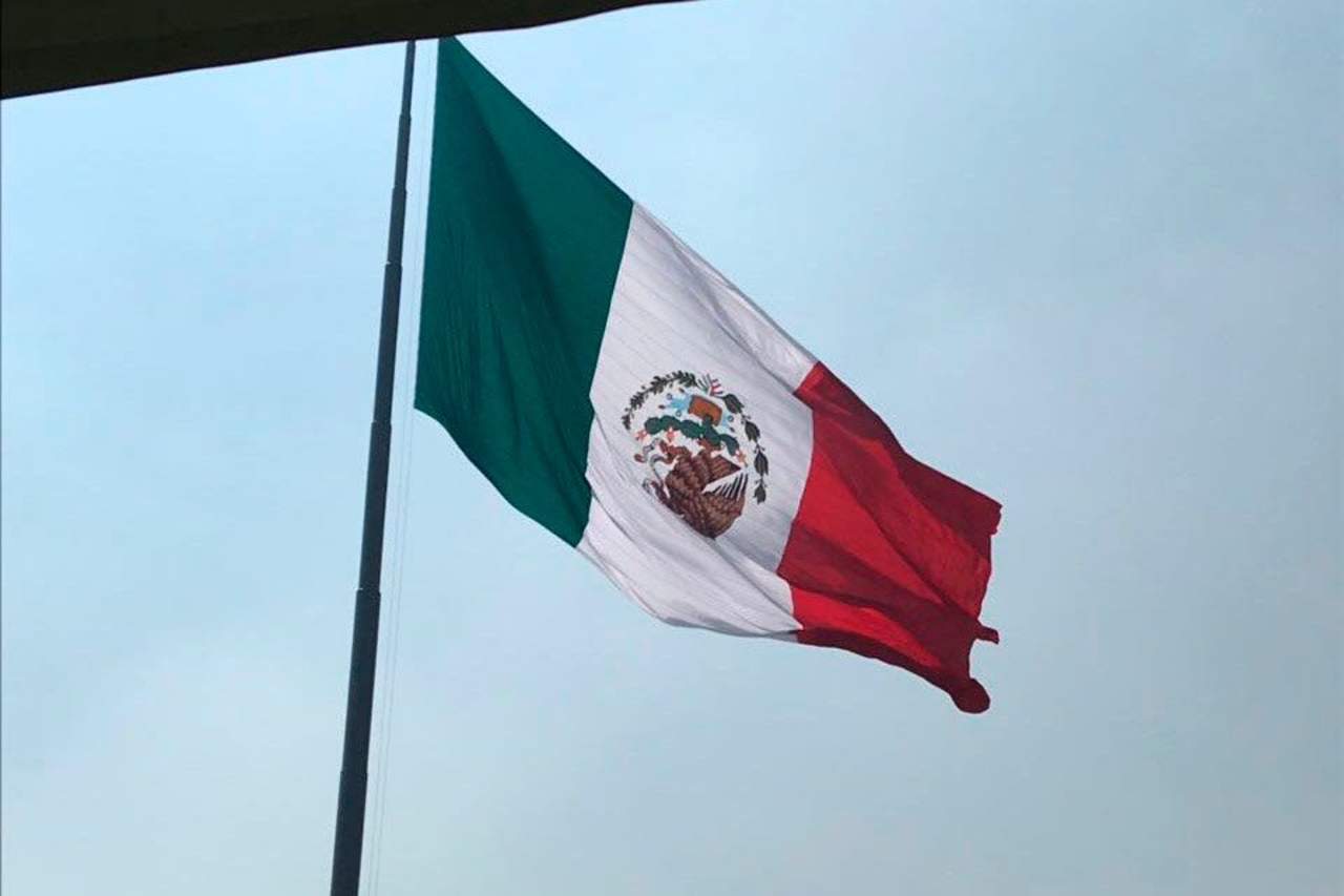 Así quedó la bandera en el evento encabezado por Peña Nieto. (ESPECIAL) 