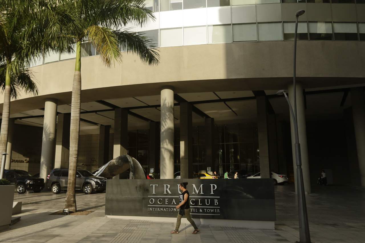 Representantes de la asociación de dueños de hoteles pidieron formalmente el jueves el despido del equipo de Trump al entregarles en persona notificaciones de rescisión en el edificio Trump International Hotel and Tower. (AP)