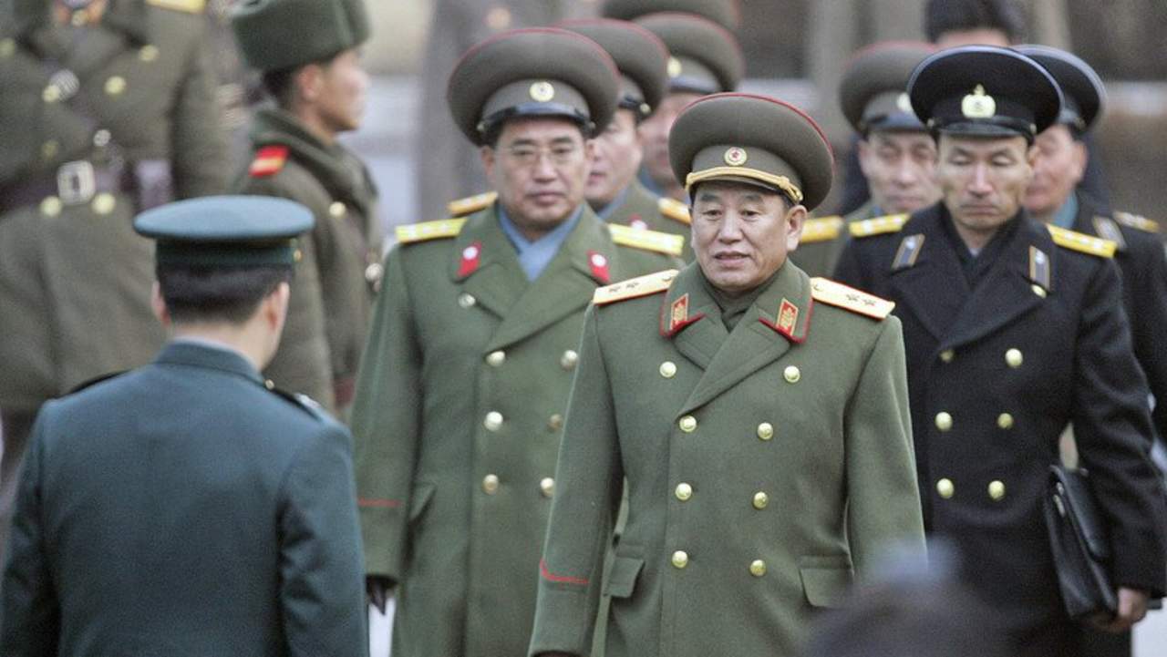 Kim Yon-chol, un alto cargo del régimen de 72 años, está inscrito en la lista de sancionados de Seúl por el papel que ha tenido en el desarrollo del programa nuclear y es considerado el cerebro detrás de dos ataques contra intereses del Sur acaecidos en 2010 y que dejaron 50 víctimas mortales surcoreanas. (ARCHIVO)