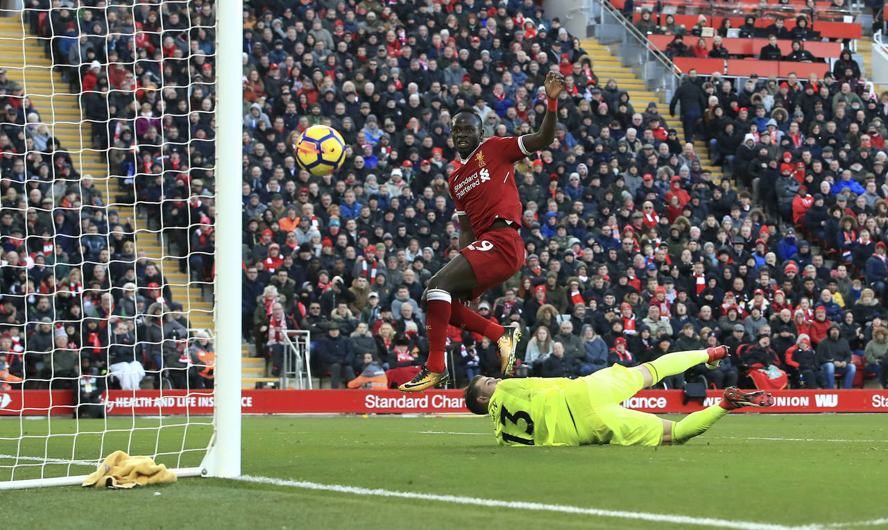 Sadio Mane anota el cuarto gol del Liverpool en la victoria de ayer 4-1 sobre el West Ham de Javier Hernández. (AP)