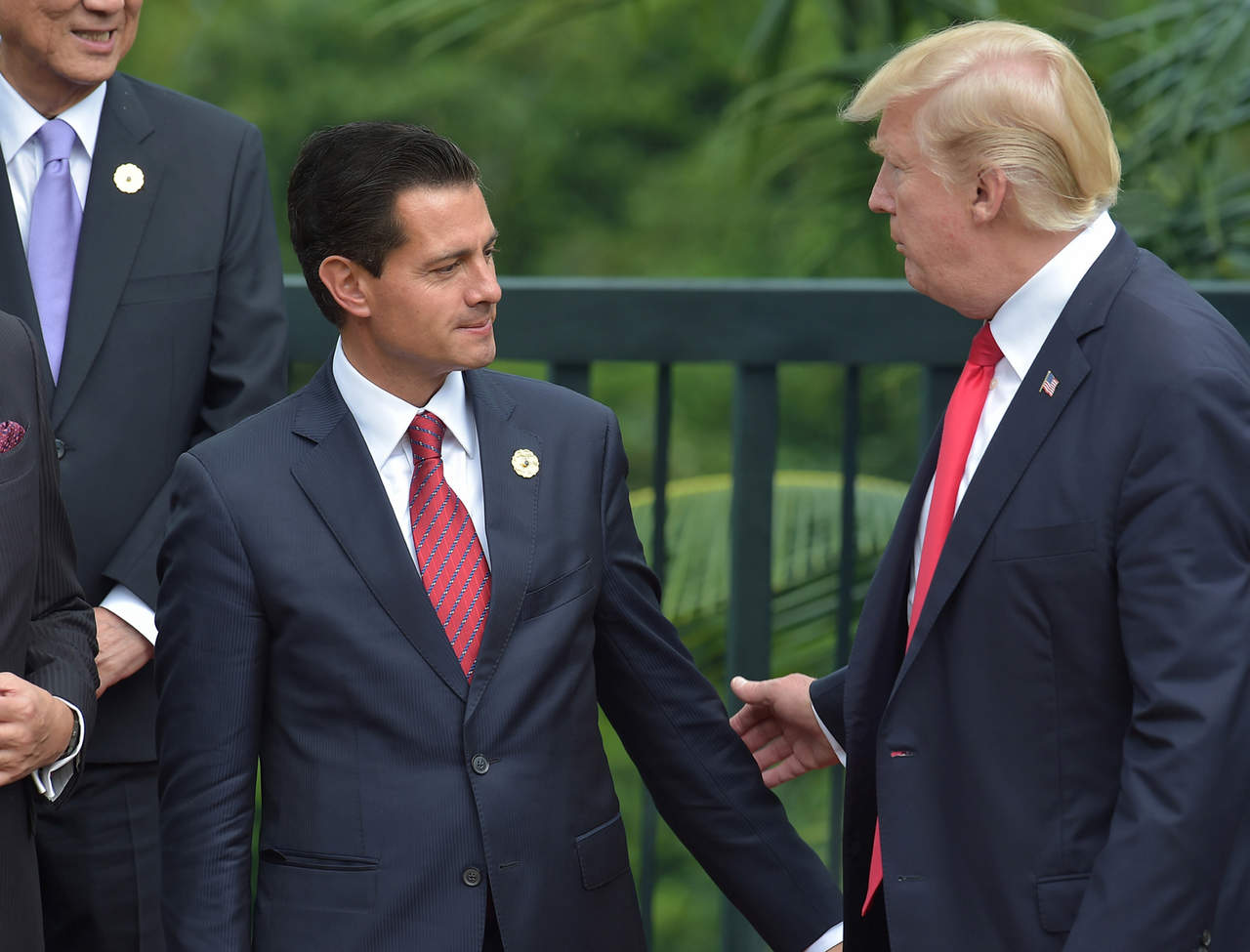  Peña Nieto preveía realizar un viaje oficial a Washington este mes o a principios de marzo, pero decidió no hacerlo después de que el magnate se negara a afirmar en público la posición de México de que no financiaría la construcción del muro. (ARCHIVO) 