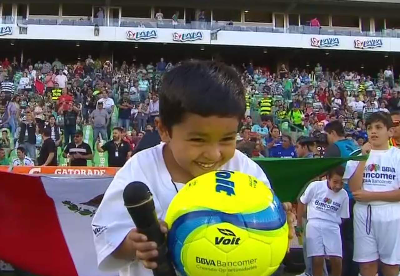 Este pequeño se robó el partido de Santos vs Cruz Azul