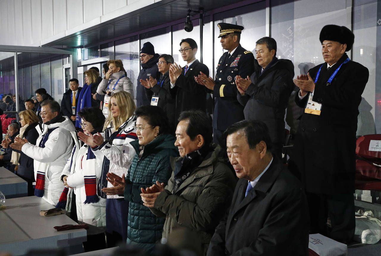 En el palco. El presidente sudcoreaneo Moon Jae-in estuvo acompañado en la clausura por Ivanka Trump y el norcoreano Kim Yong Chol (1ero arriba de Der. a Izq.) (EFE)
