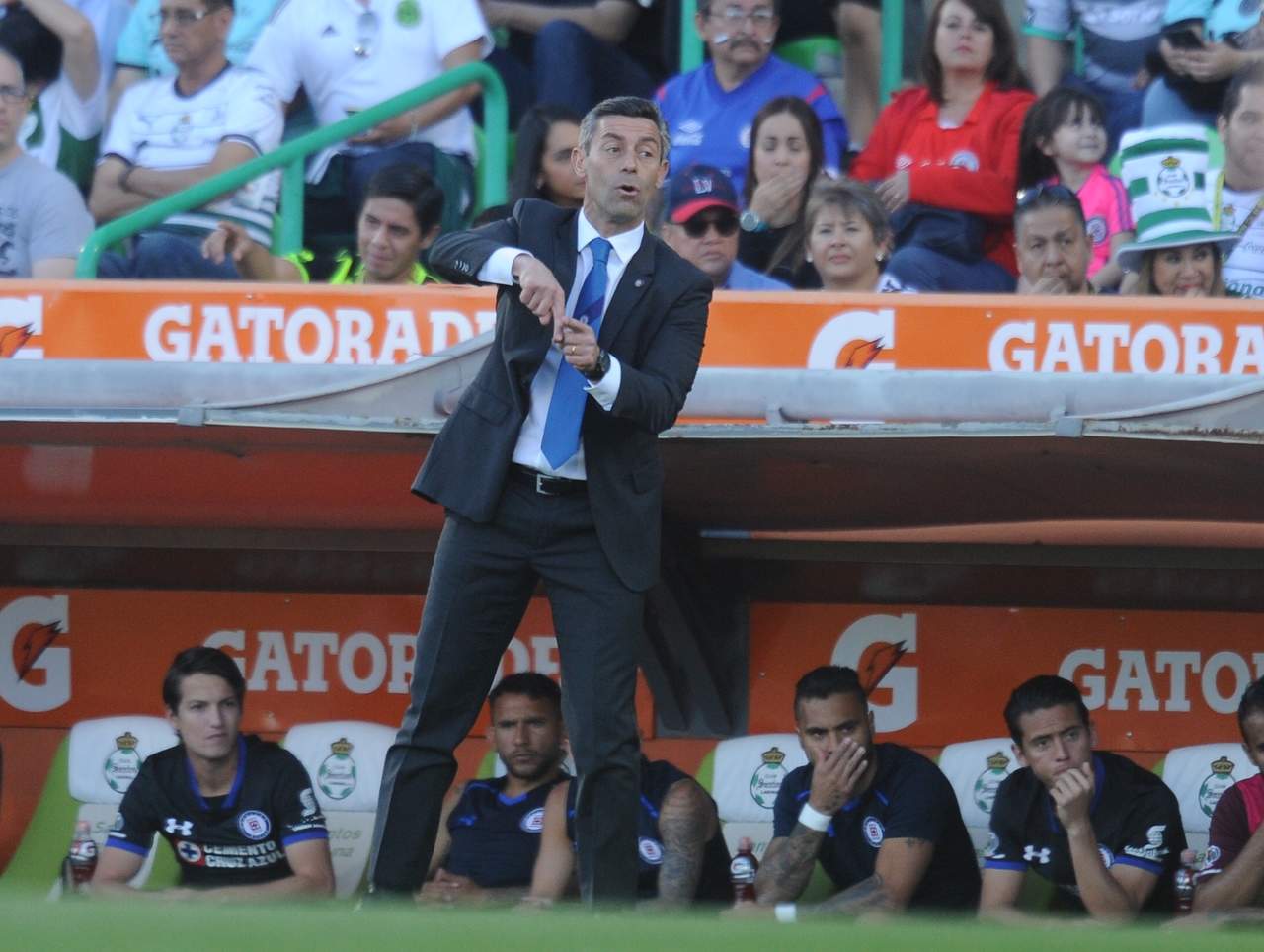 Pedro Caixinha regresó al Estadio Corona, pero su equipo cayó ante Santos y la “Máquina” suma siete partidos seguidos sin ganar. (Ramón Sotomayor)
