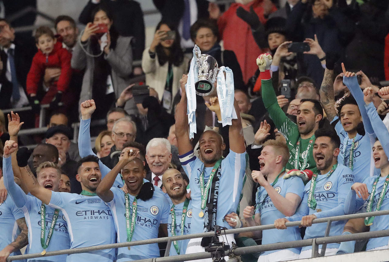 Vincent Kompany levanta el trofeo que acredita al Manchester City como campeón de la Copa de la Liga. (EFE)