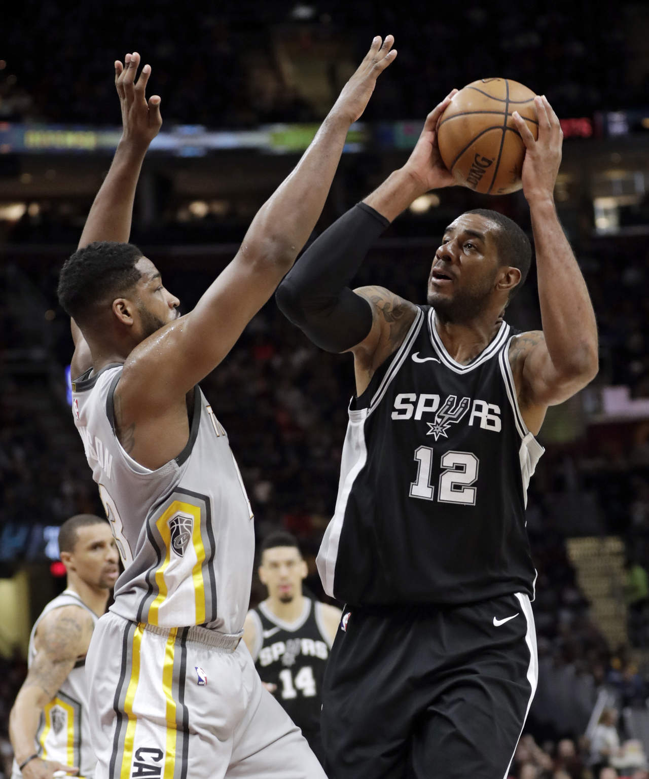 LaMarcus Aldridge anotó 27 puntos en la victoria de los Spurs de San Antonio 110-94 sobre Cavaliers de Cleveland. (AP)