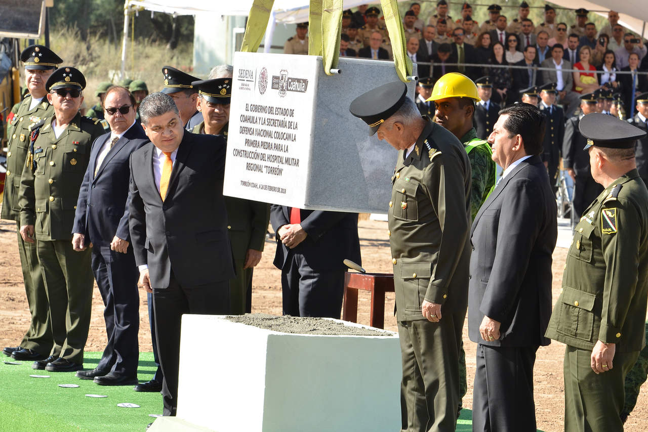 Este lunes se colocó la primera piedra del nuevo hospital. (FERNANDO COMPEÁN) 