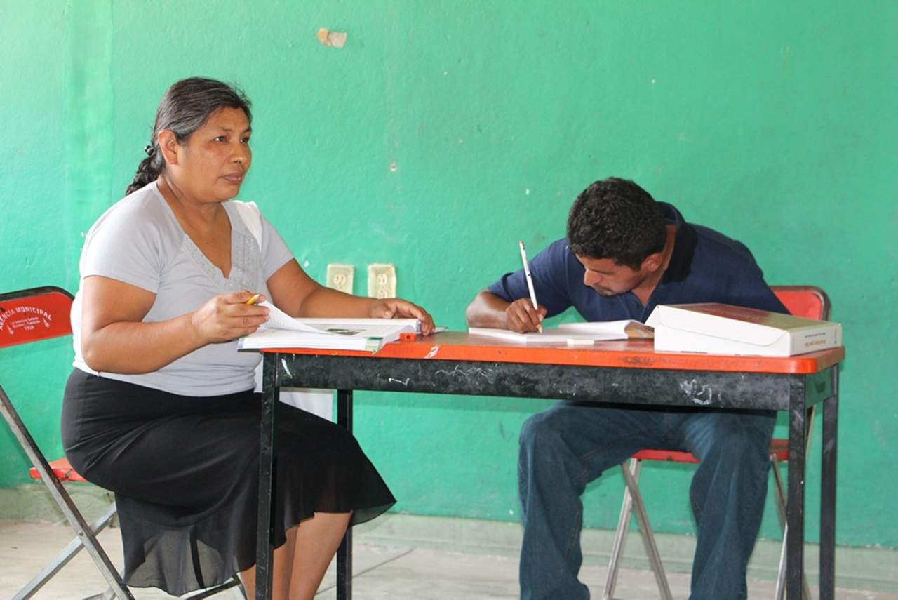 Actualmente sólo cuatro de cada 100 mexicanos de 15 años y más no saben leer ni escribir. (ARCHIVO)