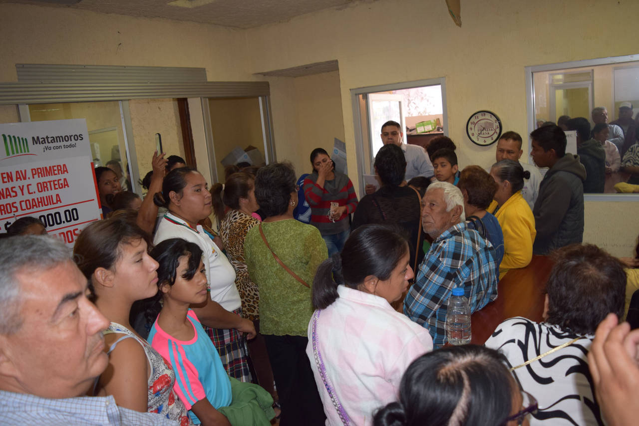 Plantón. Ante la falta de respuesta por parte del alcalde de Matamoros, los antorchistas se plantaron en la Presidencia Municipal. (EL SIGLO DE TORREÓN/MARY VÁZQUEZ)