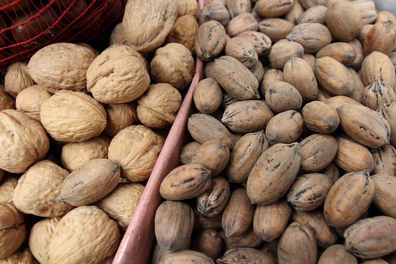 Entre los frutos secos se pueden encontrar las almendras, avellanas, nueces, piñones, pistachos y, aunque son legumbres, a los cacahuates también se les considera dentro de este grupo. (ARCHIVO)