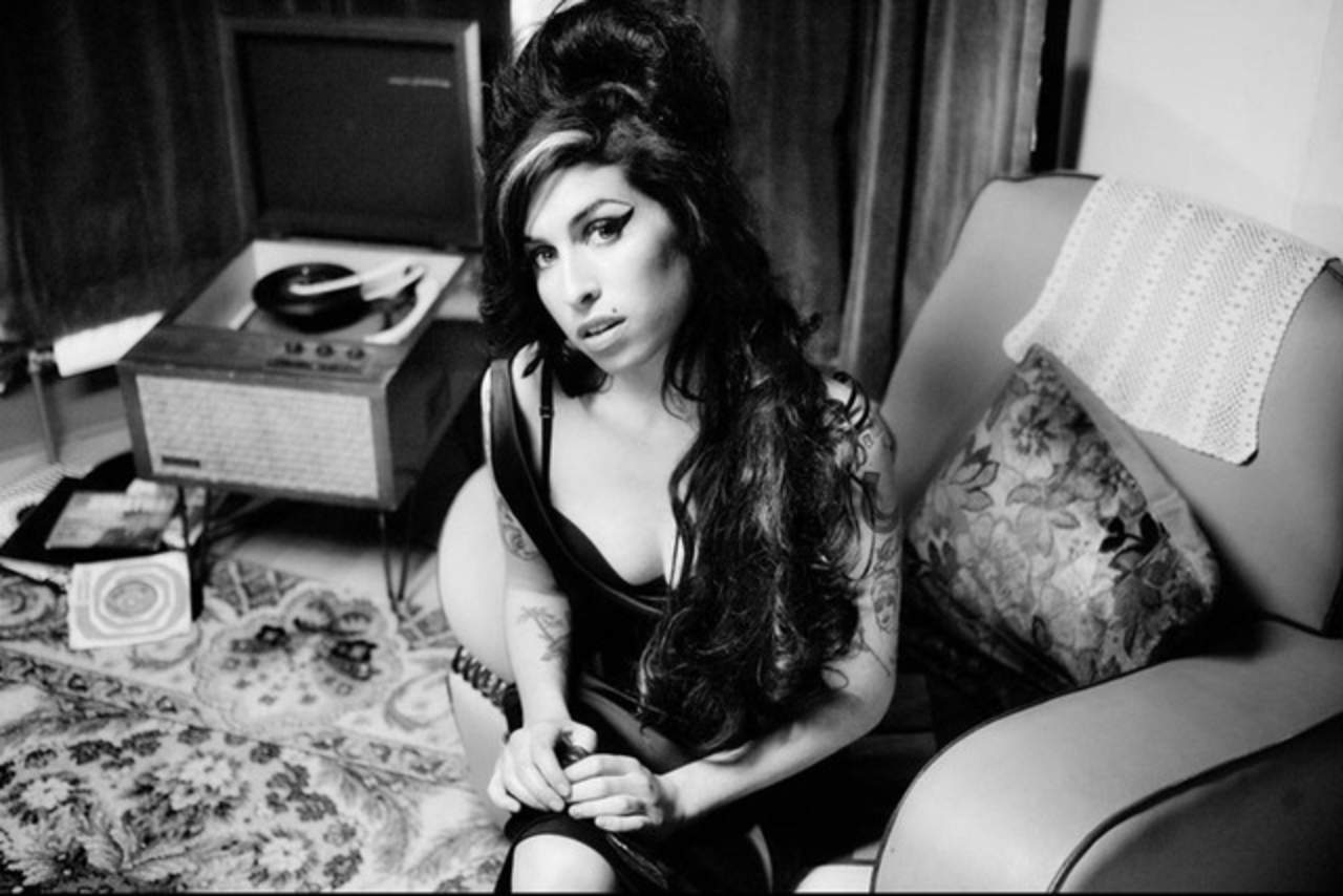 Un tema inédito que la cantante británica Amy Winehouse grabó como parte de una maqueta cuando tenía 17 años. (ESPECIAL)