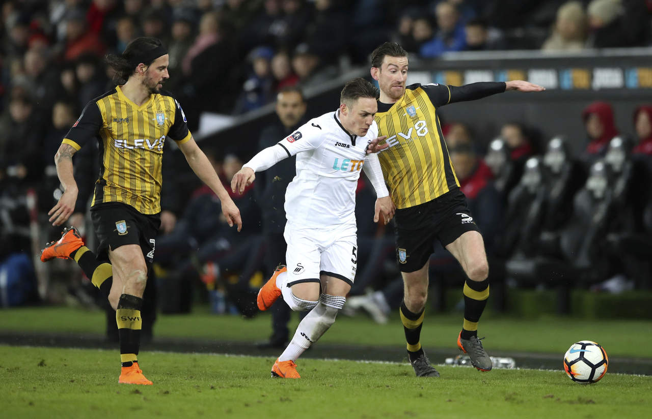 Swansea derrotó 2-0 al Sheffield Wednesday. (AP)