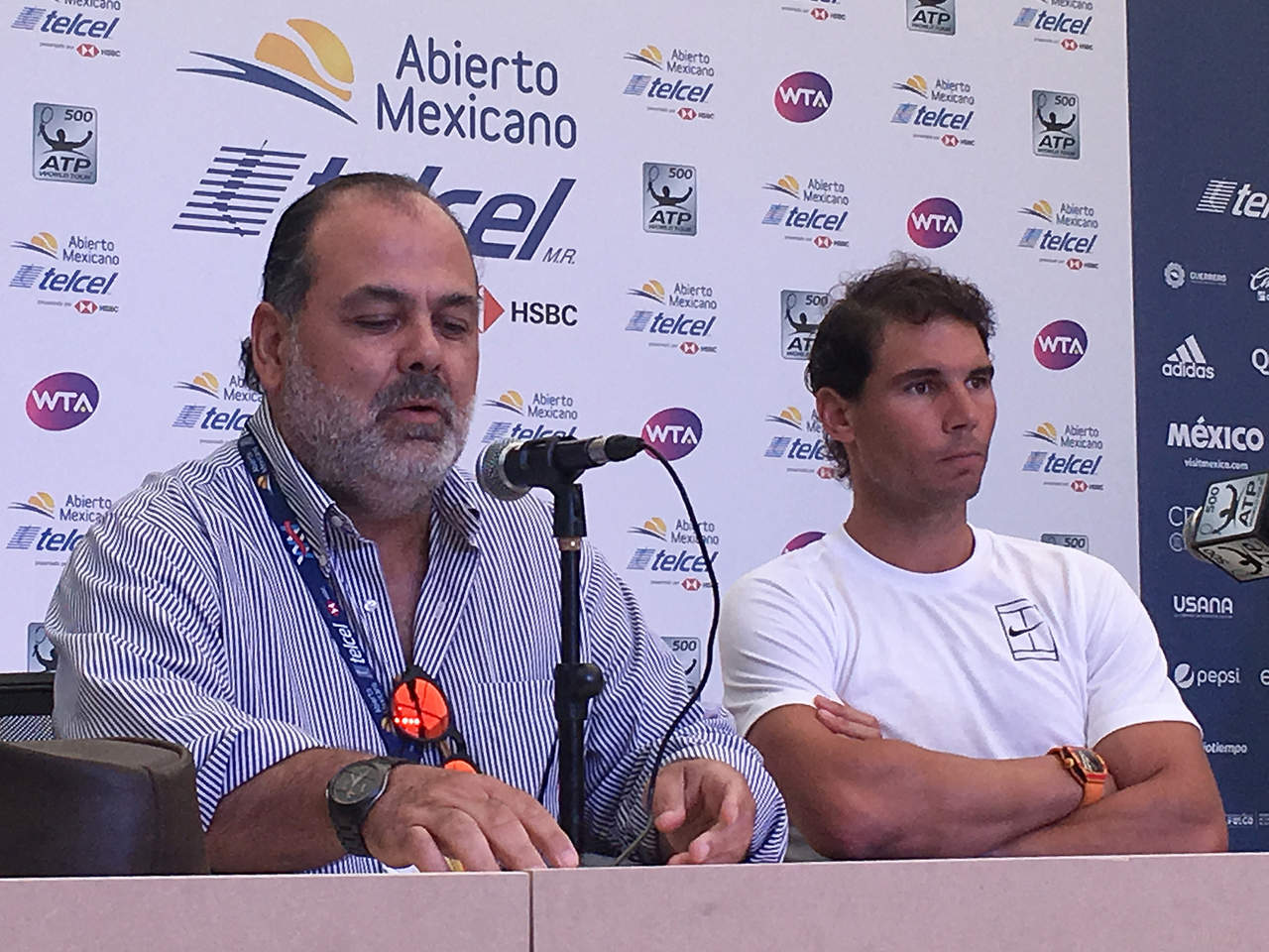 Raúl Zurutuza (i) director del torneo y Rafael Nadal durante la rueda de prensa donde se informó la baja del jugador español. (Notimex)