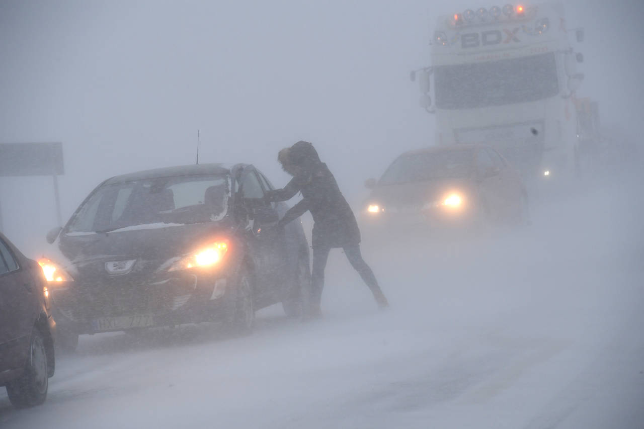 Auto varado. Una mujer busca refugio de la ventisca en su automóvil varado cerca de Sjobo, en el sur de Suecia. (AP/EFE)
